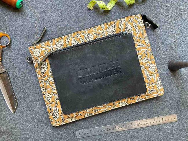 Laptop sleeve front pocket
